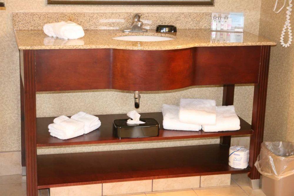 Hampton Inn & Suites Toledo-Perrysburg Rossford Номер фото